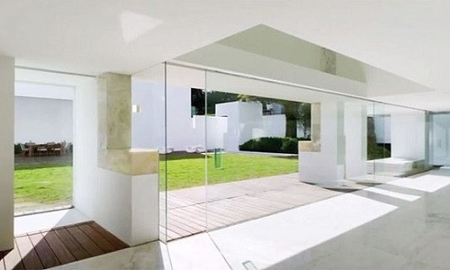 Ngôi nhà có 6 phòng ngủ, bãi đậu xe dưới tầng ngầm, thang máy, phòng spa và sân thượng trang trí lộng lẫy. Căn biệt thự còn được mệnh danh là “Nhà Trắng”, có diện tích 1.200 m2, được xây dựng vào năm 2011 bởi kiến trúc sư người Mexico Miguel Angel Aragones.