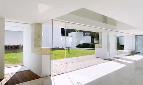 Ngôi nhà có 6 phòng ngủ, bãi đậu xe dưới tầng ngầm, thang máy, phòng spa và sân thượng trang trí lộng lẫy. Căn biệt thự còn được mệnh danh là “Nhà Trắng”, có diện tích 1.200 m2, được xây dựng vào năm 2011 bởi kiến trúc sư người Mexico Miguel Angel Aragones.