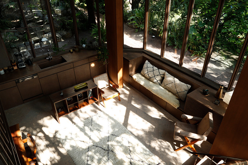 Bước vào tầng trệt của ngôi nhà, bạn có thể thấy khá nhiều ô cửa sổ lớn cho phép ngắm nhìn trọn vẹn cảnh quan thiên nhiên tươi đẹp bên ngoài.