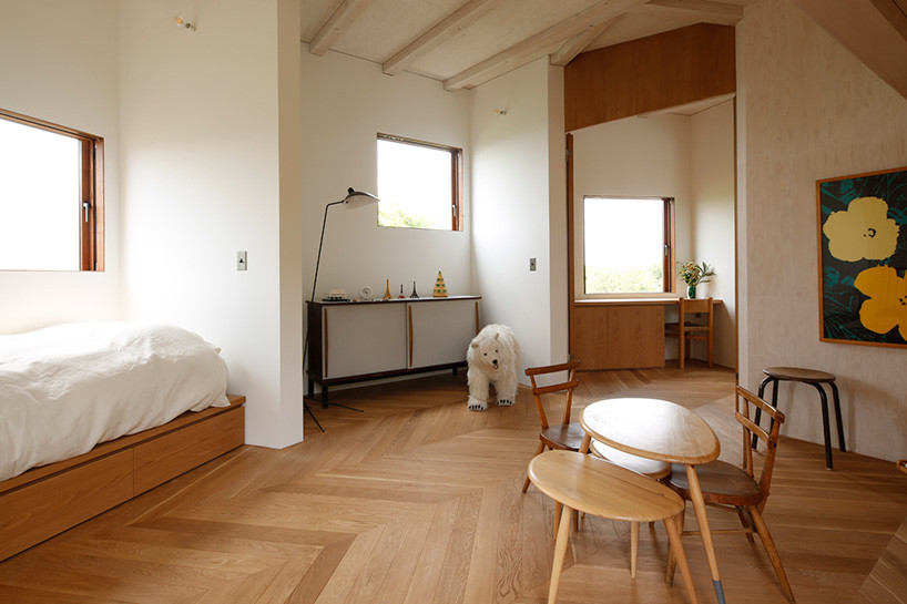 Toàn bộ đồ đạc, nội thất trong nhà được làm chủ yếu từ các loại gỗ.