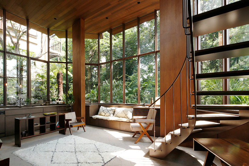 Phòng bếp và phòng khách được bố trí ở tầng trệt.