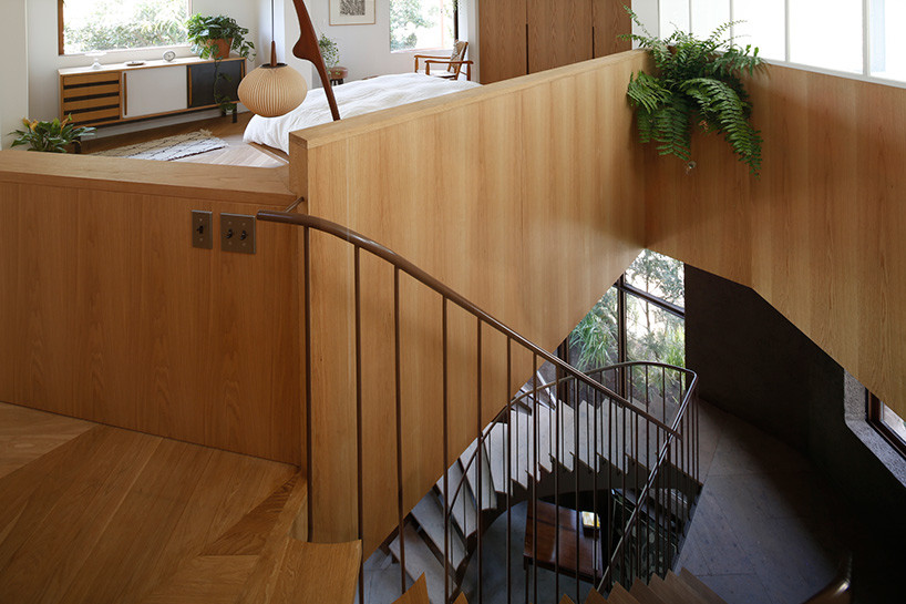 Cầu thang dẫn từ tầng trệt lên tầng trên của ngôi nhà được thiết kế đơn giản với lan can thấp, cho phép ánh sáng dễ dàng len lỏi vào sâu bên trong. Ảnh: Designboom.