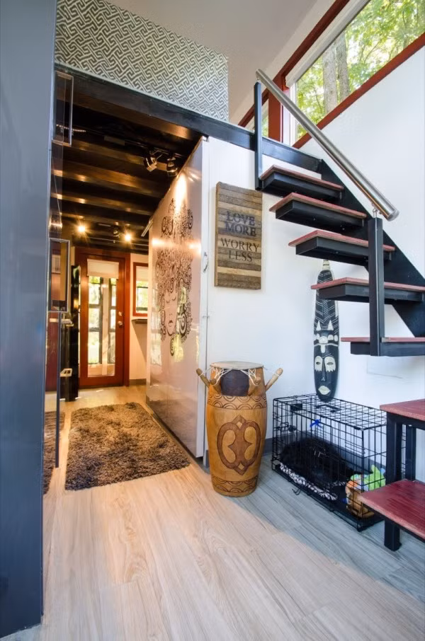 Khi bước vào ngôi nhà nhỏ của bà Jewel, bạn sẽ bắt gặp đầy đủ những trang thiết bị cần có của một ngôi nhà như phòng ngủ, phòng khách, cầu thang, nhà bếp, tủ quần áo, ban công…