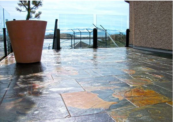 Đá tự nhiên cũng là vật liệu được ưa chuộng để lát sàn sân thượng bởi vẻ đẹp mộc mạc của nó. Ảnh: Noithat9x.