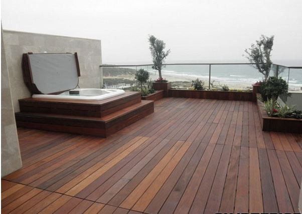 Gỗ luôn luôn là vật liệu được yêu thích nhất. Mặc dù vậy, với điều kiện thời tiết nóng ẩm và nắng nhiều như ở Việt Nam, việc lát sân thượng bằng gỗ rất ít được sử dụng. Ảnh: Noithat9x.