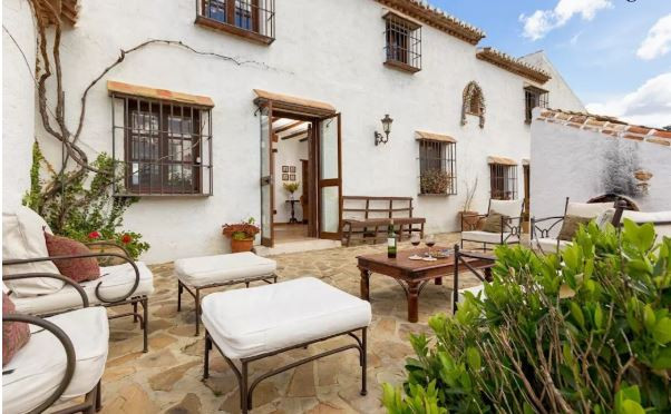 Đá tự nhiên là một vật liệu tốt cho tính thẩm mỹ và độ bền cao, lại không thấm nước và cách nhiệt tốt nên rất phù hợp để lát sân thượng. Ảnh: Dothobattrang.