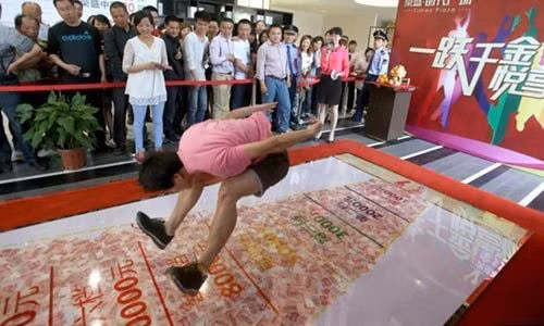 Thảm đỏ có thể đã khá phổ biến với chúng ta, nhưng những tấm thảm được “dệt” bằng tiền mặt thì chắc hẳn còn khá xa lạ. Vừa qua, một văn phòng bán hàng tại Nam Kinh Trung Quốc đã dùng khoảng 100.000 nhân dân tệ để trải trên sàn nhà, người mua đứng tại vạch và thi nhảy xa, nếu nhảy được càng xa thì mức ưu đãi càng lớn. Rất nhiều người mua đã tham gia trò chơi.