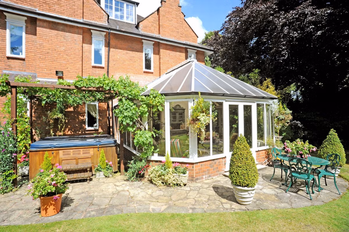 Ngôi nhà này có 3 tầng rộng hơn 929m2, toạ lạc tại địa điểm cư trú hàng đầu của thành phố. Nó có 7 phòng ngủ rộng rãi, 1 phòng thay đồ và 4 phòng tắm với trang thiết bị hiện đại.