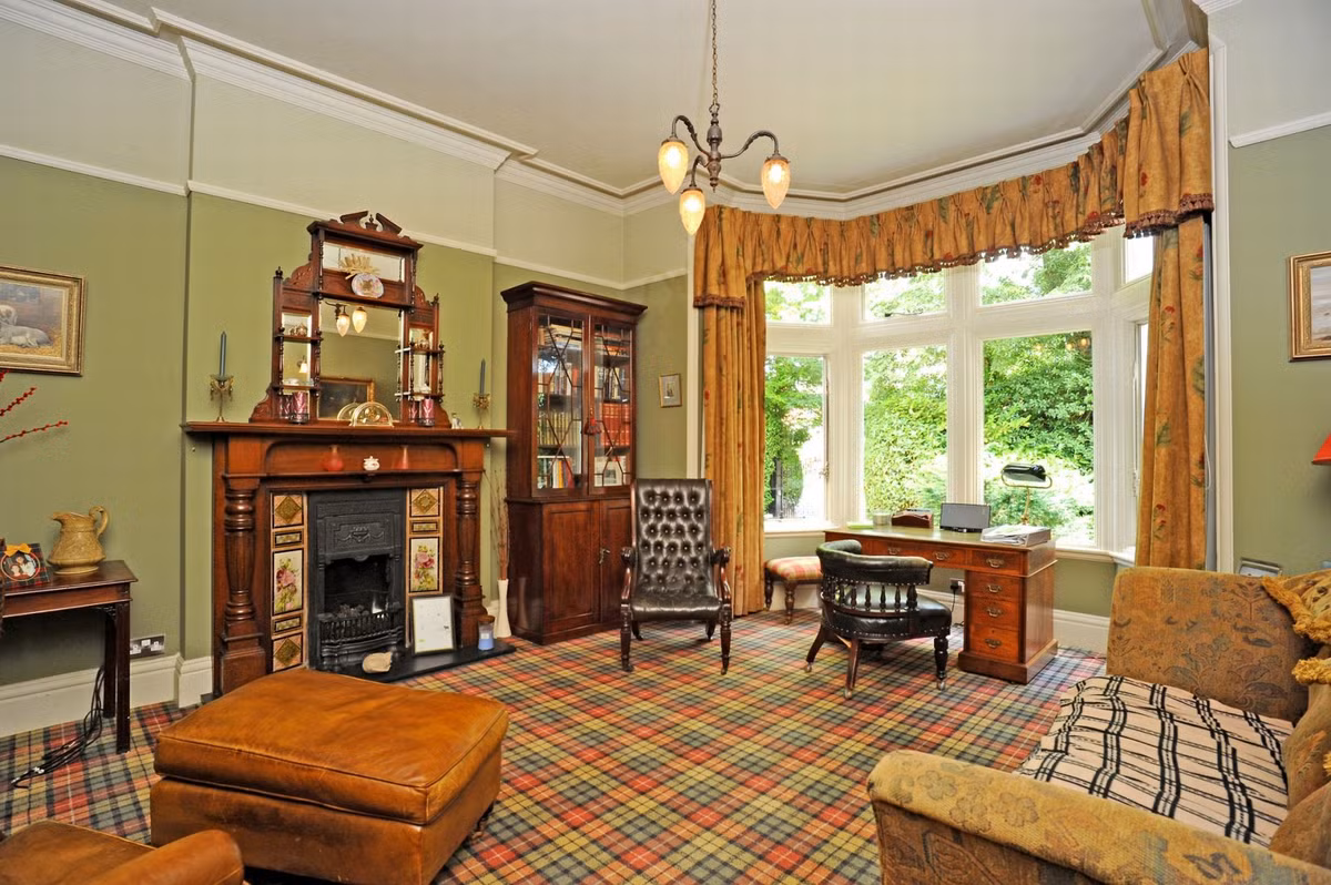 Phòng làm việc được trang trí theo phong cách Scotland bởi màu chủ đạo là sọc và bệ lò sưởi bằng gạch bao quanh.