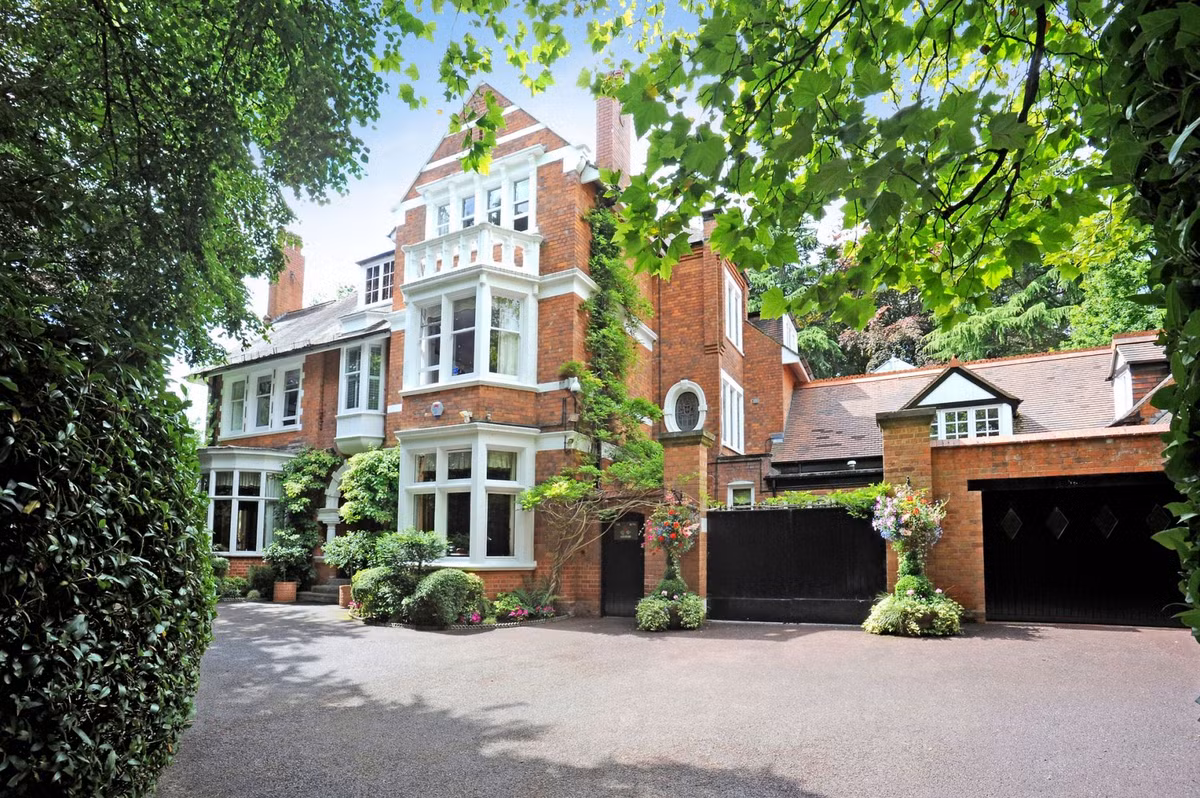 3 triệu bảng Anh là giá tiền của ngôi nhà đắt đỏ này. Nó có tên The Rose Revived nằm ở đường Edgbaston. Là ngôi nhà đắt nhất hiện nay được rao bán ở Birmingham.