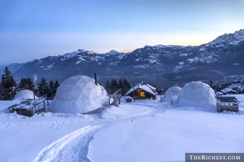 3. Whitepod Hotel, Thụy Sĩ Khách sạn Whitepod nằm ở Thụy Sĩ trong dãy Alps gồm 15 phòng có cấu trúc mái vòm độc đáo và nội thất cao cấp bên trong. Các phòng này được xây dựng san sát nhau tạo nên khu liên kết nhà nghỉ trong tuyết nhìn ra hồ Geneva. Giá một đêm nghỉ tại khách sạn độc đáo này là 700 USD. 