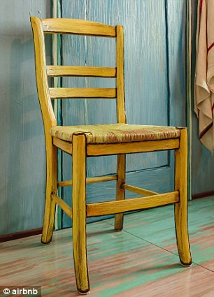 Căn phòng được thiết kế nằm trong khuôn viên của viện nghệ thuật, đặt ở thành phố Chicago, bên cạnh căn phòng ngủ, người ta còn thiết kế thêm một gian bếp tiện dụng, có Wi-Fi miễn phí cho khách thuê phòng.