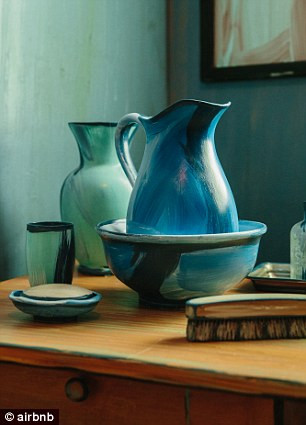 Đồ đạc, nội thất gam màu trong căn phòng sẽ đem lại cho bạn trải nghiệm đáng nhớ trong đời, để mỗi lần ngắm bức tranh sẽ hồi tưởng lại thời khắc bạn ở trong đó.