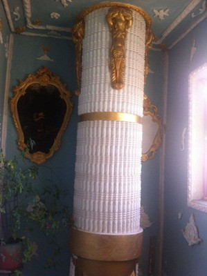 Một trong những tính năng ấn tượng nhất của chung cư là máng rác. Nó đã được chuyển đổi khéo léo thành một chiếc cột mạ vàng và những người hàng xóm đã không muốn sử dụng vì sợ làm hỏng vẻ đẹp của nó.