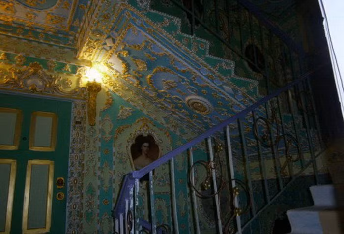 Trong căn chung cư, chỉ mỗi cầu thang được trùng tu và xây lại theo phong cách này, nhiều người đã yêu cầu ông đổi mới phong cách cho ngôi nhà của họ nhưng ông lão từ chối.