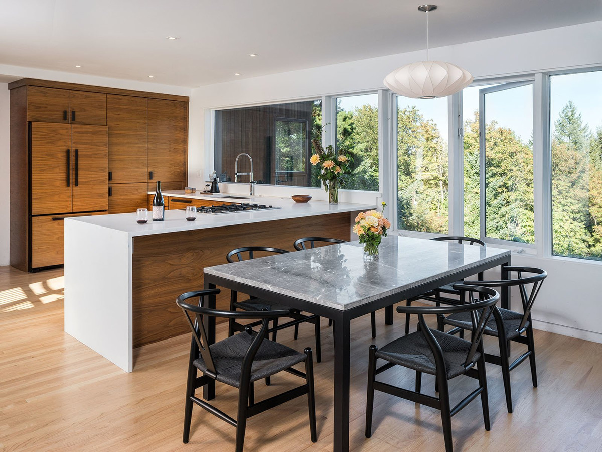 Sàn và tủ gỗ nổi bật trên nền tường trắng.