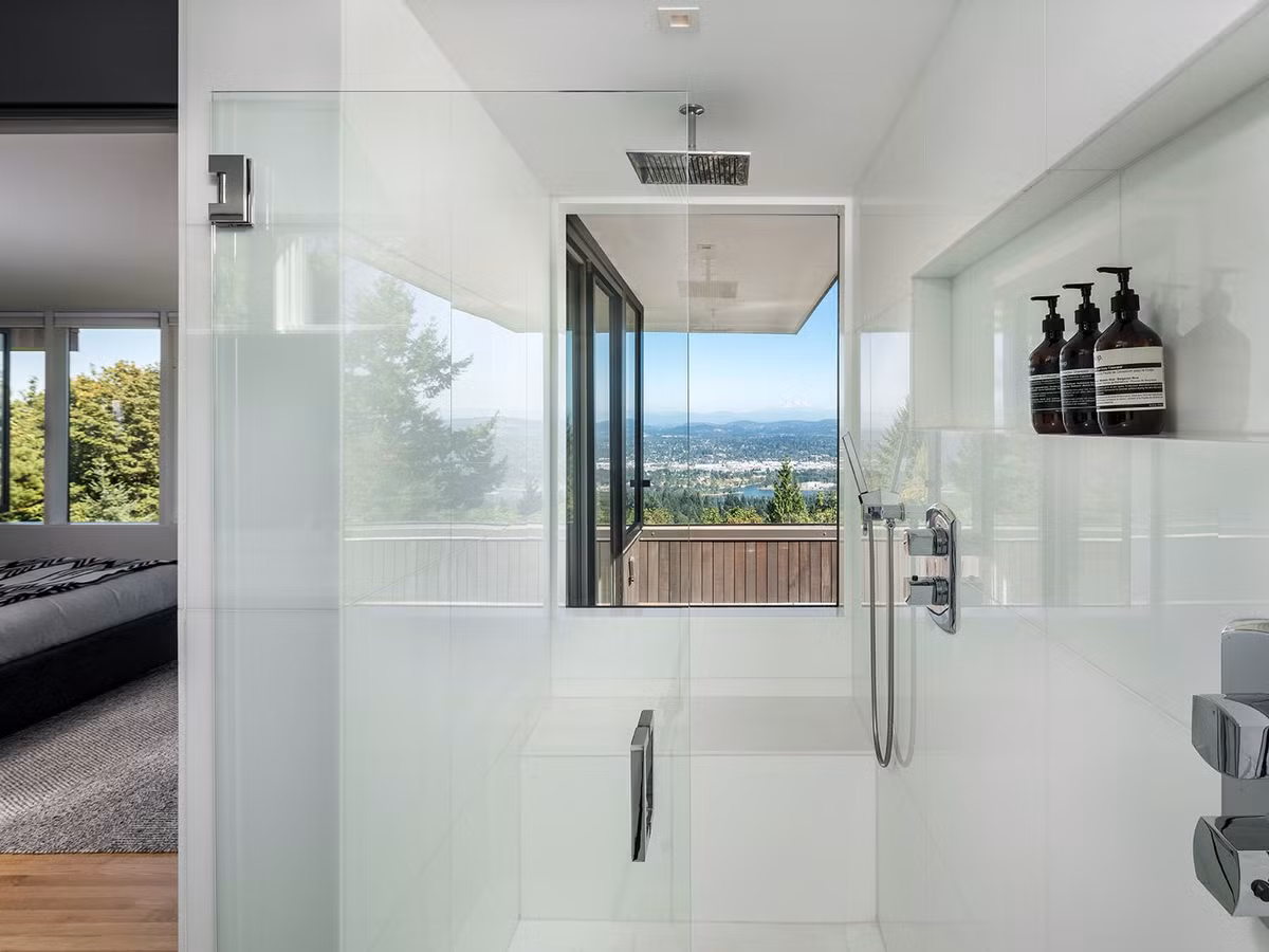 Ngay cả trong phòng tắm cũng có thể ngắm nhìn thiên nhiên tươi đẹp bên ngoài.