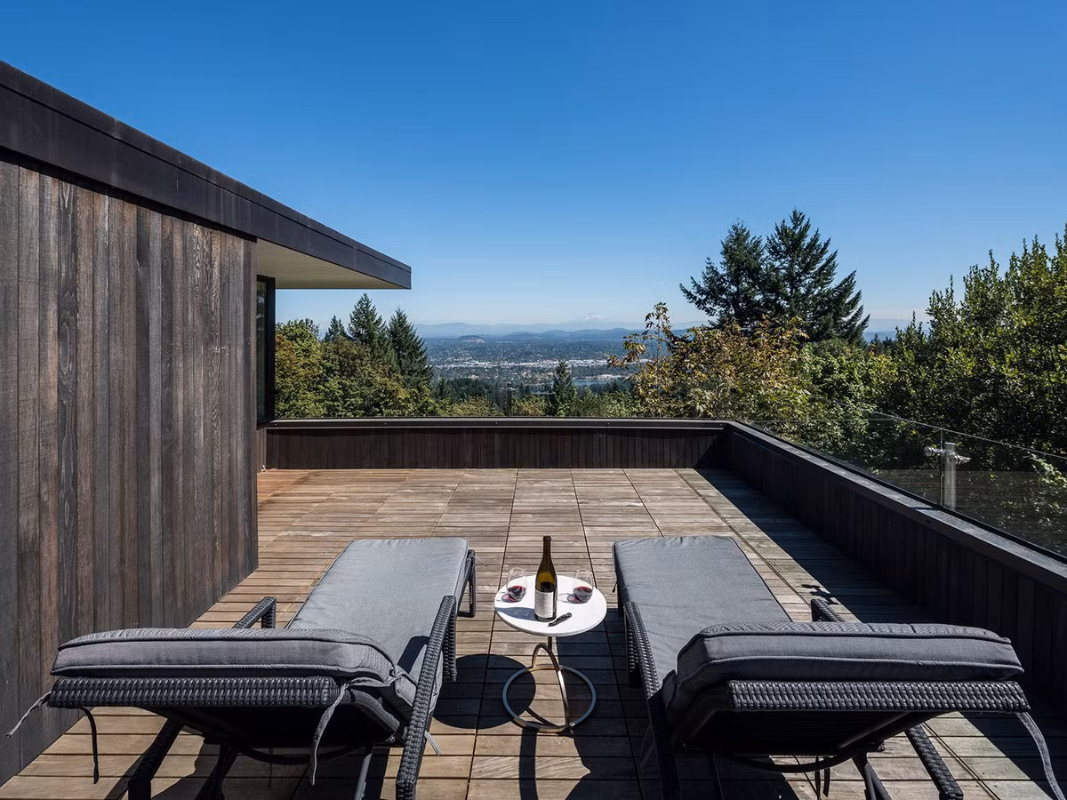 Sinclair House cũng có một khu vực hiên rộng rãi trên tầng với tầm nhìn cực đẹp mắt.