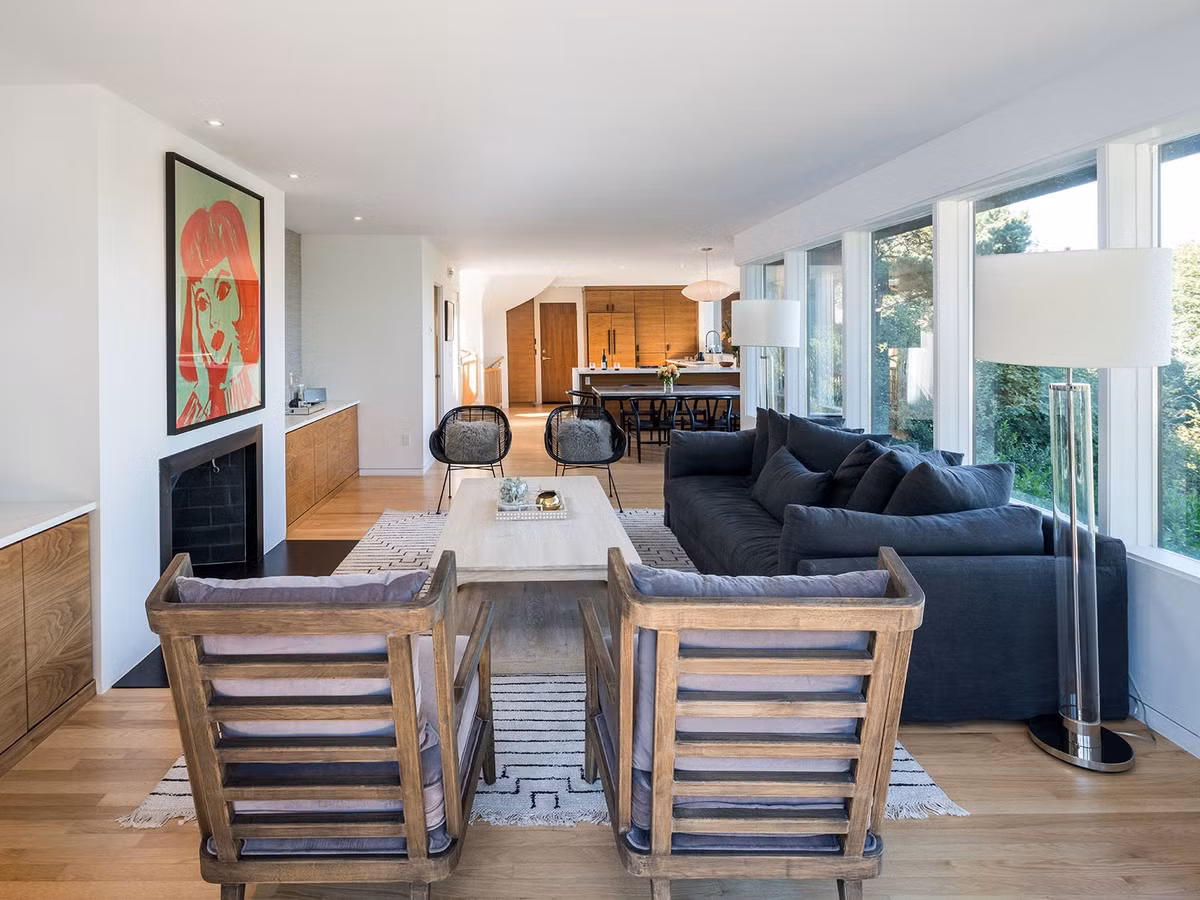 Ngôi nhà sở hữu một nhà để xe với sức chứa hai xe, hai phòng ngủ và một phòng tắm.