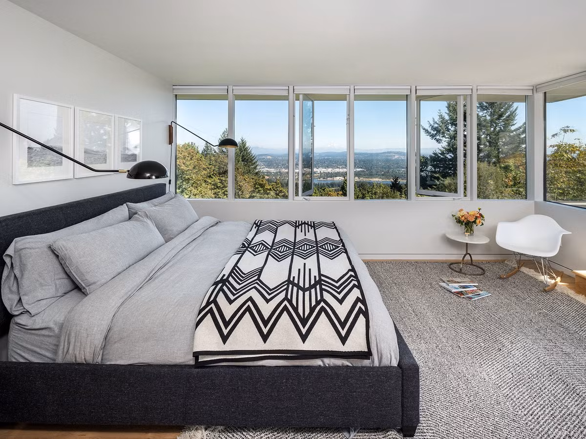 Phòng ngủ thanh lịch với khung cảnh đẹp như tranh vẽ bao quanh.