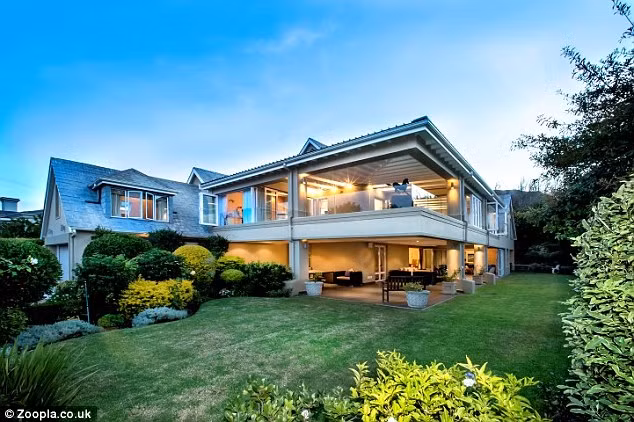 Đối với một thành phố nổi tiếng như Cape Town ở Nam Phi, với 1 triệu Bảng bạn sẽ mua được ngôi nhà vườn tuyệt đẹp với 5 phòng ngủ, bể bơi ngoài trời như thế này.