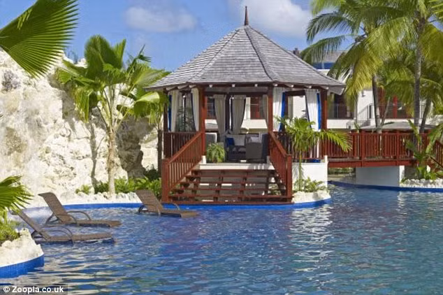 Trong khi ở Vương quốc sóng biển Barbados, với số tiền đó bạn cũng sẽ mua được một căn biệt thự siêu sang với thiết kế cổ điển pha lẫn hiện đại bên bờ biển xinh đẹp.