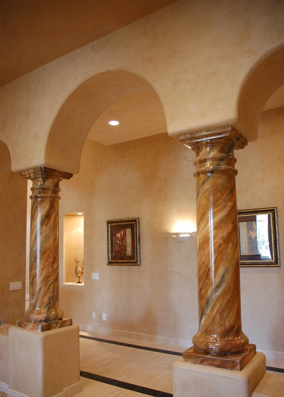 Việc thi công lắp đặt các cột đá cẩm thạch cũng khá dễ dàng, khó trầy xước, sứt mẻ hay gãy vỡ. Ảnh: dahoacuonghoanglongvungtau.