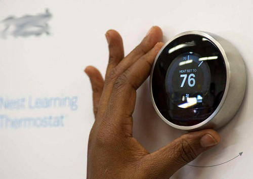 Các bộ ổn nhiệt thế hệ mới đã có khả năng kết nối và điều chỉnh nhiệt độ trong nhà từ xa. Thiết bị này giúp bạn có thể theo dõi lượng điện tiêu thụ từng ngày của gia đình. Nếu chịu khó theo dõi, bạn có thể điều chỉnh được mức độ sử dụng điện một cách hợp lý nhất.