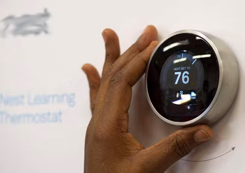 Các bộ ổn nhiệt thế hệ mới đã có khả năng kết nối và điều chỉnh nhiệt độ trong nhà từ xa. Thiết bị này giúp bạn có thể theo dõi lượng điện tiêu thụ từng ngày của gia đình. Nếu chịu khó theo dõi, bạn có thể điều chỉnh được mức độ sử dụng điện một cách hợp lý nhất.