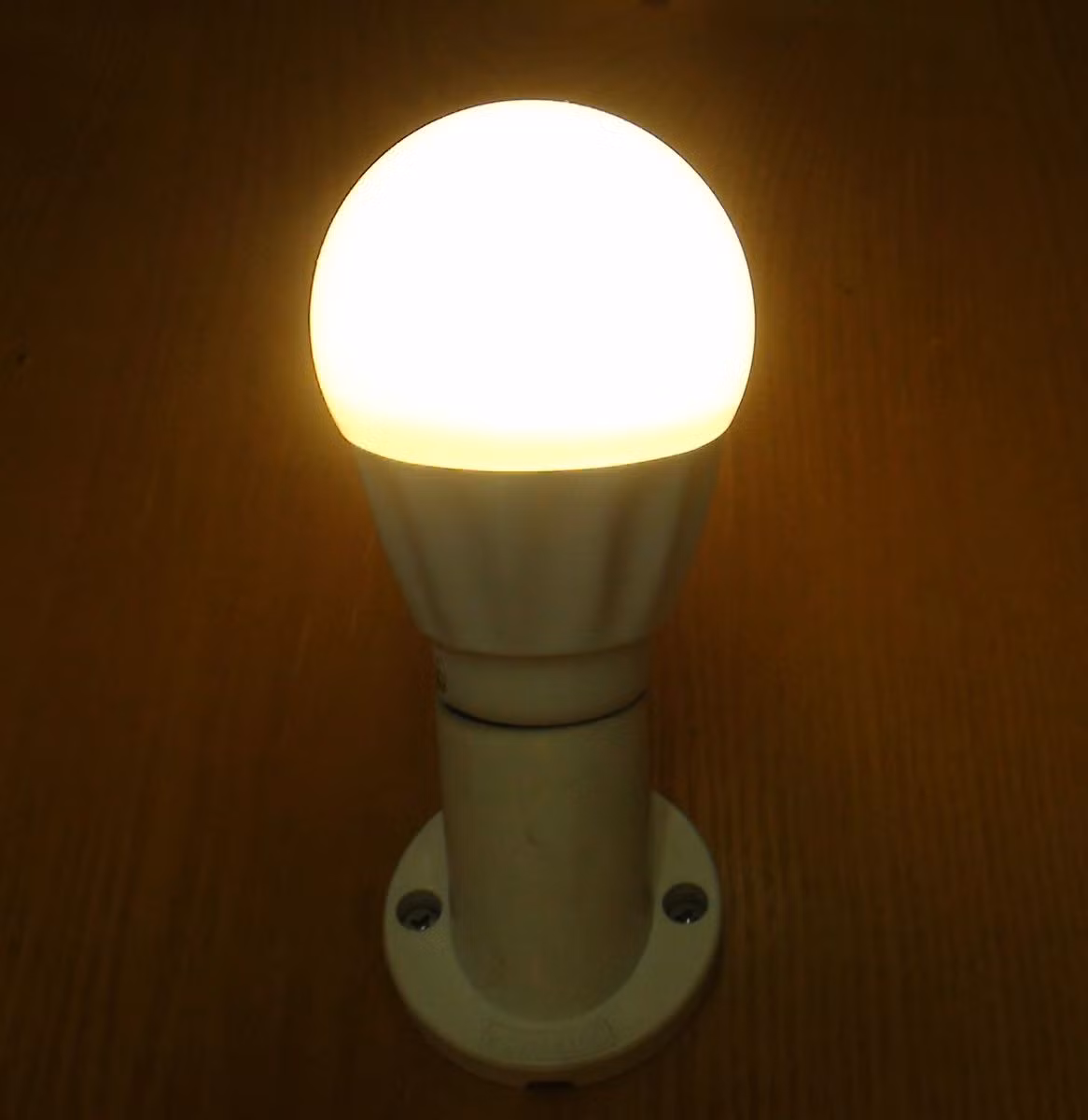 Việc đầu tiên để tiết kiệm điện năng tiêu thụ cho gia đình mình bạn nên sử dụng thiết bị đèn Led để chiếu sáng. Mặc dù giá thành của các loại đèn Led trên thị trường đắt hơn bóng đèn huỳnh quang, sợi đốt nhưng loại đèn này tiết kiệm điện năng cao hơn tới 4-5 lần và tuổi thọ có thể kéo dài từ 20.000 đến 40.000 giờ sử dụng.