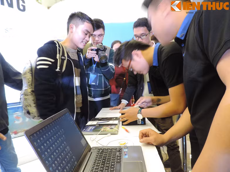 Bạn Phan Dũng - khách hàng may mắn đầu tiên - được nhận và trải nghiệm máy mới.