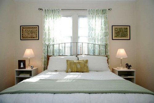 Nhiều gia đình vì muốn phòng ngủ luôn thoáng khí và mát mẻ mà mở nhiều cửa sổ trong khi diện tích phòng ngủ lại quá hẹp. Ảnh: Phongthuyphongngu.