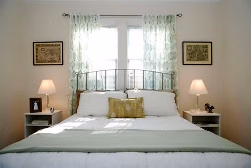 Nhiều gia đình vì muốn phòng ngủ luôn thoáng khí và mát mẻ mà mở nhiều cửa sổ trong khi diện tích phòng ngủ lại quá hẹp. Ảnh: Phongthuyphongngu.