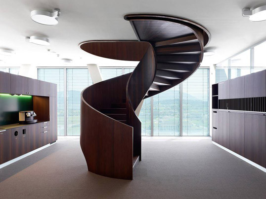 Cầu thang xoắn ốc bằng gỗ được xem là giải pháp hợp lý cho nhiều căn nhà có diện tích khiêm tốn. Ảnh: Thietkebietthu.