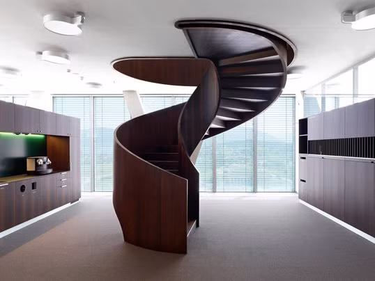 Cầu thang xoắn ốc bằng gỗ được xem là giải pháp hợp lý cho nhiều căn nhà có diện tích khiêm tốn. Ảnh: Thietkebietthu.