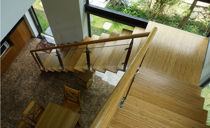 Cầu thang làm từ gỗ tre có bề mặt sàn luôn khô thoáng, khiến việc di chuyển được thuận lợi hơn. Ảnh: Bambooali.