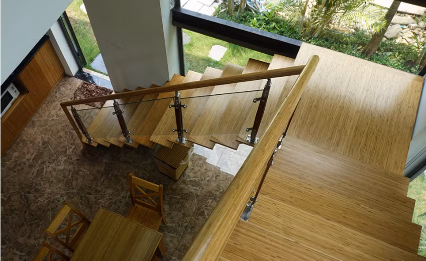 Cầu thang làm từ gỗ tre có bề mặt sàn luôn khô thoáng, khiến việc di chuyển được thuận lợi hơn. Ảnh: Bambooali.