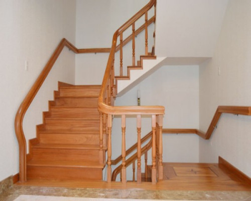 Việc thi công cầu thang bằng gỗ tre cũng dễ dàng hơn nhiều. Ảnh: Sandep.