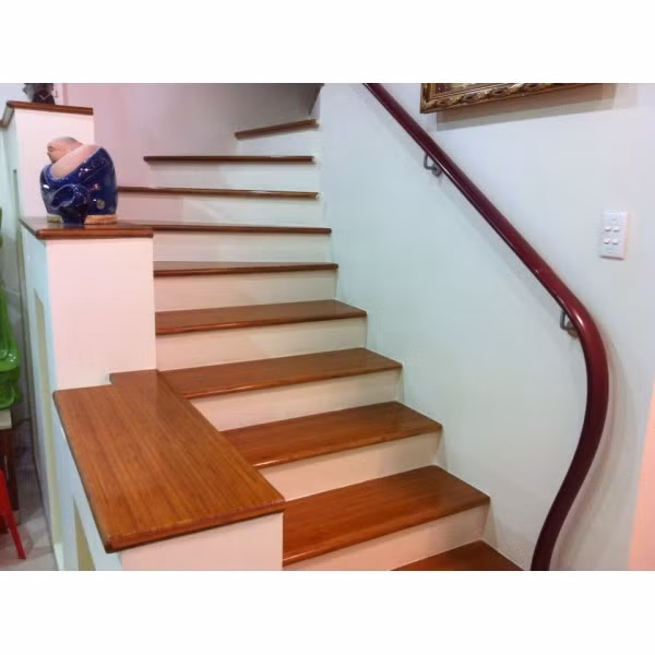 Với màu sắc đồng đều, đẹp, sang trọng, phù hợp với nhiều không gian nội thất, gỗ tre đang được nhiều người lựa chọn để làm cầu thang. Ảnh: Thanhgiongbamboo.