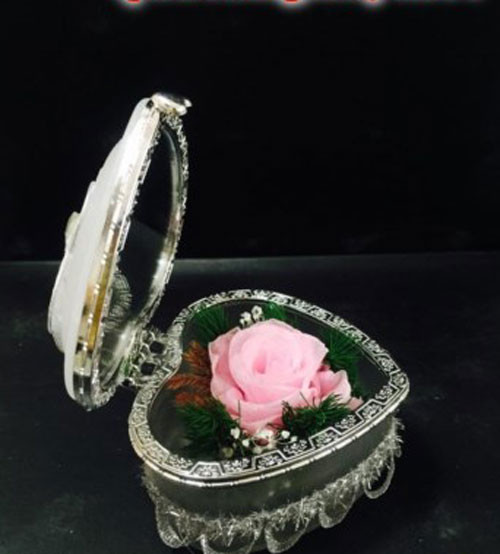 Hộp thủy tinh hoa hồng trắng vĩnh cửu giá 350.000 đồng. Hoa hồng vĩnh cửu thể hiện tình yêu chung thủy, màu trắng tượng trưng cho ngày Valentine trắng, chính vì điều này rất nhiều bạn chọn hoa hòng trắng vĩnh cửu làm quà tặng trong ngày này. Hộp thủy tinh hoa hồng trắng vĩnh cửu giá 350.000 đồng. Hoa hồng vĩnh cửu thể hiện tình yêu chung thủy, màu trắng tượng trưng cho ngày Valentine trắng, chính vì điều này rất nhiều bạn chọn hoa hòng trắng vĩnh cửu làm quà tặng trong ngày này.