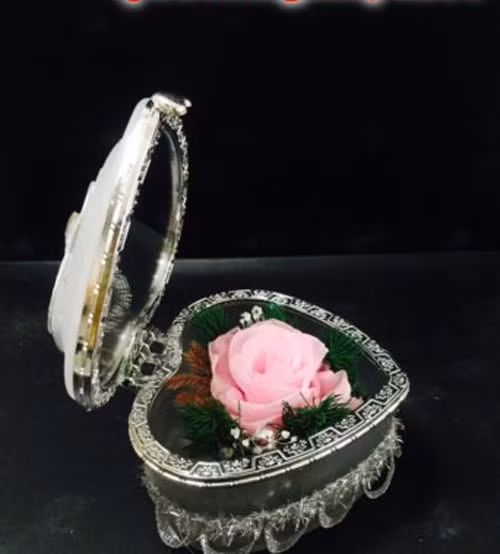 Hộp thủy tinh hoa hồng trắng vĩnh cửu giá 350.000 đồng. Hoa hồng vĩnh cửu thể hiện tình yêu chung thủy, màu trắng tượng trưng cho ngày Valentine trắng, chính vì điều này rất nhiều bạn chọn hoa hòng trắng vĩnh cửu làm quà tặng trong ngày này.