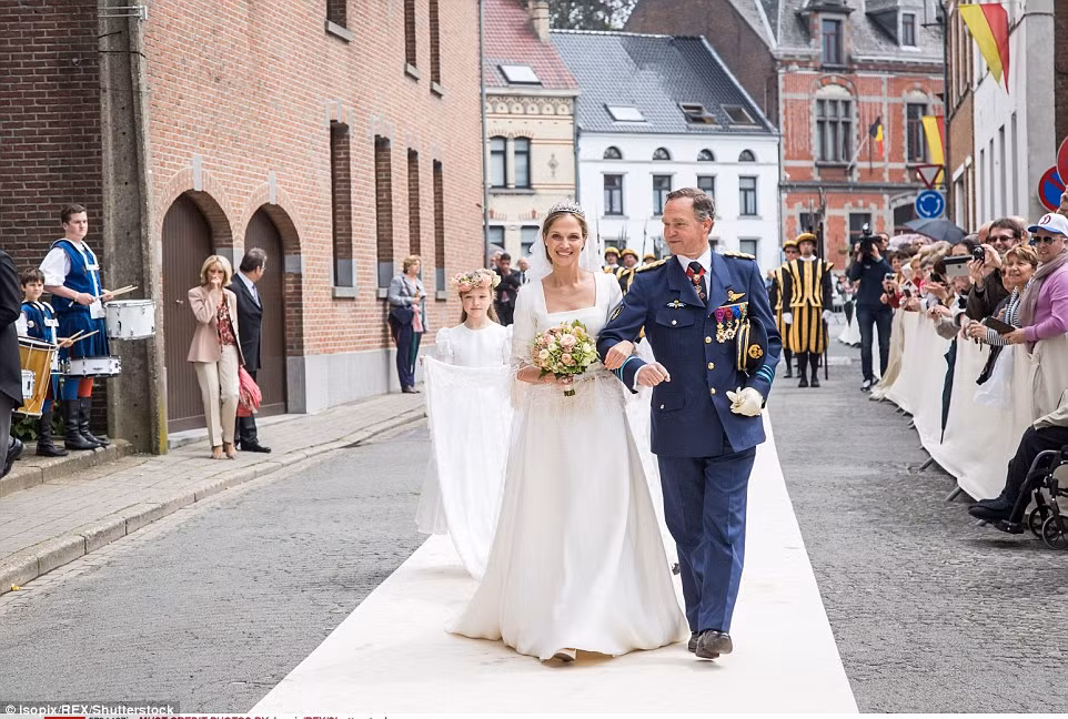 Rất nhiều dân chúng đã tập trung ngoài đường phố để ngắm nhìn cô dâu chú rể khi họ đến nhà thờ.