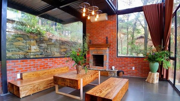 Khu nghỉ dưỡng này được ví như một cung điện nhỏ xinh nằm tách biệt trong một khu rừng, được quảng cáo có thiết kế tinh tế tỉ mỉ đến từng chi tiết mang phong cách Châu Âu. Ảnh: dulichsocson.com.vn. 