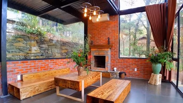 Khu nghỉ dưỡng này được ví như một cung điện nhỏ xinh nằm tách biệt trong một khu rừng, được quảng cáo có thiết kế tinh tế tỉ mỉ đến từng chi tiết mang phong cách Châu Âu. Ảnh: dulichsocson.com.vn. 