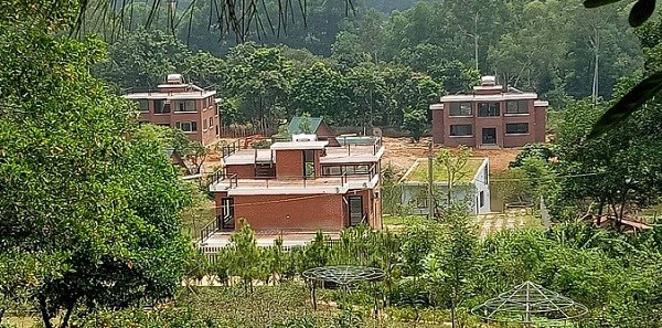 Theo phản ánh của Tiền Phong, dọc đường vào thôn Lâm Trường, xã Minh Phú xen giữa những ngôi nhà cấp 4 lụp xụp là những khu nghỉ dưỡng, tòa biệt thự hoành tráng xây dựng kiên cố trên sườn đồi hoặc bên hồ. Ảnh: Thương hiệu Công luận. 