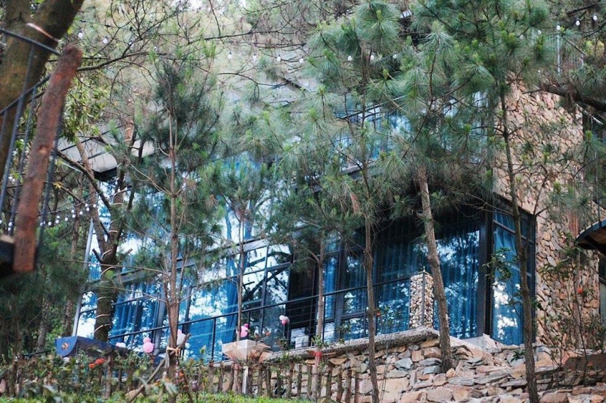 Thông tin quảng cáo trên mạng xã hội Facebook, giá phòng ở khu nghỉ dưỡng này khá cao: ngày thường là 3,9 triệu - 4 triệu đồng/đêm; vào ngày thứ 7 hoặc ngày lễ giá lên đến 5,9 triệu/đêm. Ảnh: Homestay.