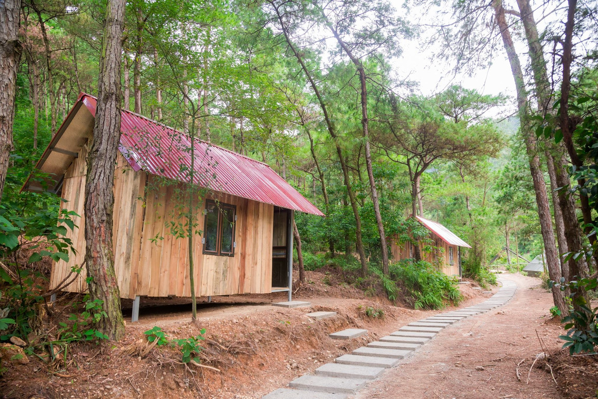 Những ngôi nhà nhỏ bằng gỗ cũng được Ban Quản lý khu du lịch sinh thái Thiên Phú Lâm dựng ngay bên lối đường đi. Ảnh: Việt Nam mới.