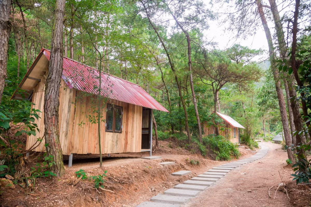Những ngôi nhà nhỏ bằng gỗ cũng được Ban Quản lý khu du lịch sinh thái Thiên Phú Lâm dựng ngay bên lối đường đi. Ảnh: Việt Nam mới.