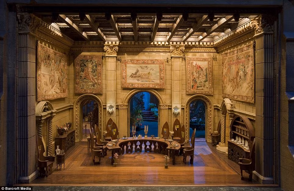 Lâu đài này tự hào có cầu thang, hành lang, lan can, hầm rượu, nhà bếp, kho vũ khí độc đáo, gương có khung, tường trang trí, đèn chùm vàng, tranh sơn dầu và lò sưởi. Tất cả đồ đạc trong nhà phản ánh 7 giai đoạn phong cách khác nhau bao gồm cả thế kỷ 18, phương Đông, Tây Ban Nha, Tudor.