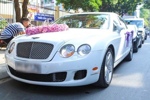 Sự giàu có của gia đình nhà chồng Trang Nhung thể hiện ở lễ rước dâu khủng với siêu xe Bentley màu trắng cực kỳ sang trọng và một đám cưới cực kỳ xa hoa trong một khách sạn có tiếng tại Hà Nội. Ảnh: Xaluan.